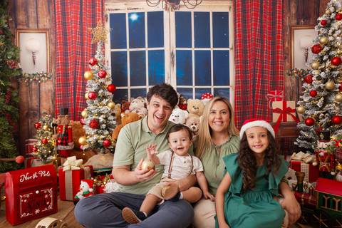 ensaio de natal bebê touca de papai noel brasilia df registrado pela fotógrafa letícia franco casa do papai noel sala arvore guirlanda roupa de papai noel
'