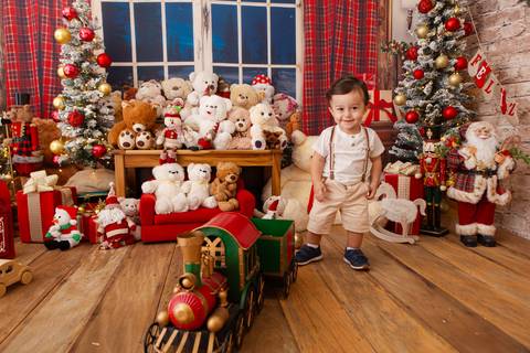 ensaio de natal bebê touca de papai noel brasilia df registrado pela fotógrafa letícia franco casa do papai noel sala arvore guirlanda roupa de papai noel
'