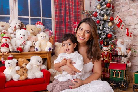 ensaio de natal bebê touca de papai noel brasilia df registrado pela fotógrafa letícia franco casa do papai noel sala arvore guirlanda roupa de papai noel
'