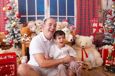 ensaio de natal bebê touca de papai noel brasilia df registrado pela fotógrafa letícia franco casa do papai noel sala arvore guirlanda roupa de papai noel
'