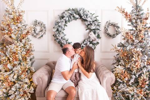 ensaio de natal bebê touca de papai noel brasilia df registrado pela fotógrafa letícia franco casa do papai noel sala arvore guirlanda roupa de papai noel
'