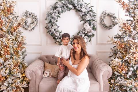 ensaio de natal bebê touca de papai noel brasilia df registrado pela fotógrafa letícia franco casa do papai noel sala arvore guirlanda roupa de papai noel
'