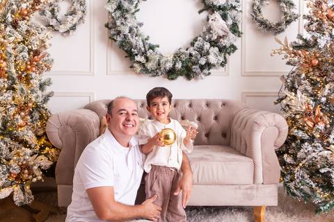 ensaio de natal bebê touca de papai noel brasilia df registrado pela fotógrafa letícia franco casa do papai noel sala arvore guirlanda roupa de papai noel
'