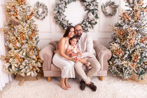 ensaio de natal bebê touca de papai noel brasilia df registrado pela fotógrafa letícia franco casa do papai noel sala arvore guirlanda roupa de papai noel
'