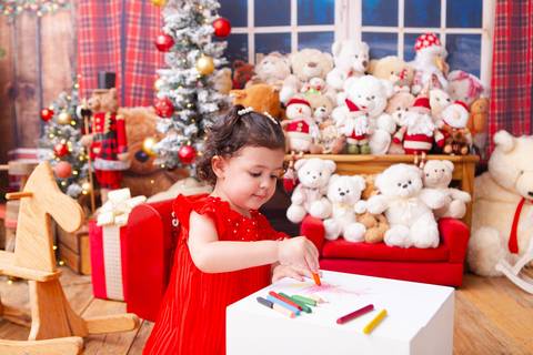 ensaio de natal bebê touca de papai noel brasilia df registrado pela fotógrafa letícia franco casa do papai noel sala arvore guirlanda roupa de papai noel
'