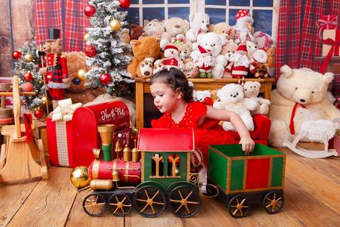 ensaio de natal bebê touca de papai noel brasilia df registrado pela fotógrafa letícia franco casa do papai noel sala arvore guirlanda roupa de papai noel
'