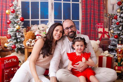 ensaio de natal bebê touca de papai noel brasilia df registrado pela fotógrafa letícia franco casa do papai noel sala arvore guirlanda roupa de papai noel
'