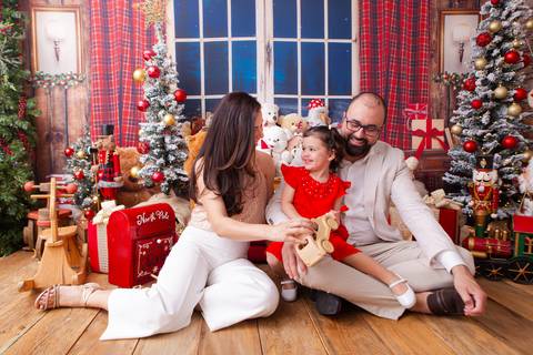 ensaio de natal bebê touca de papai noel brasilia df registrado pela fotógrafa letícia franco casa do papai noel sala arvore guirlanda roupa de papai noel
'