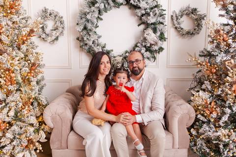 ensaio de natal bebê touca de papai noel brasilia df registrado pela fotógrafa letícia franco casa do papai noel sala arvore guirlanda roupa de papai noel
'