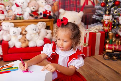 ensaio de natal bebê touca de papai noel brasilia df registrado pela fotógrafa letícia franco casa do papai noel sala arvore guirlanda roupa de papai noel
'