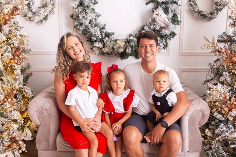 ensaio de natal bebê touca de papai noel brasilia df registrado pela fotógrafa letícia franco casa do papai noel sala arvore guirlanda roupa de papai noel
'