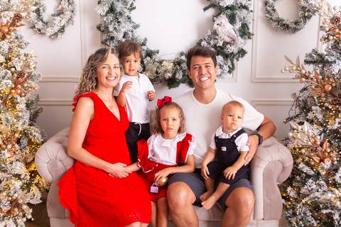 ensaio de natal bebê touca de papai noel brasilia df registrado pela fotógrafa letícia franco casa do papai noel sala arvore guirlanda roupa de papai noel
'