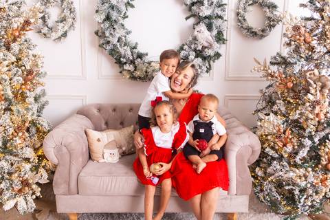 ensaio de natal bebê touca de papai noel brasilia df registrado pela fotógrafa letícia franco casa do papai noel sala arvore guirlanda roupa de papai noel
'