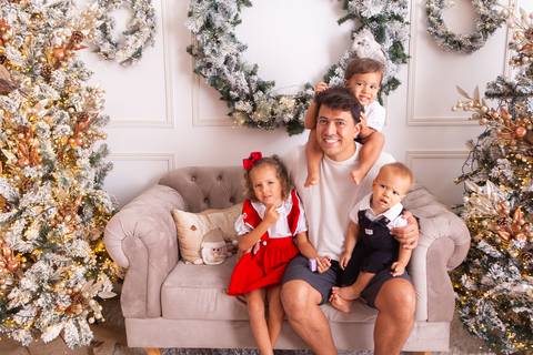 ensaio de natal bebê touca de papai noel brasilia df registrado pela fotógrafa letícia franco casa do papai noel sala arvore guirlanda roupa de papai noel
'