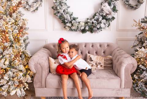 ensaio de natal bebê touca de papai noel brasilia df registrado pela fotógrafa letícia franco casa do papai noel sala arvore guirlanda roupa de papai noel
'