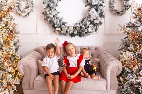 ensaio de natal bebê touca de papai noel brasilia df registrado pela fotógrafa letícia franco casa do papai noel sala arvore guirlanda roupa de papai noel
'