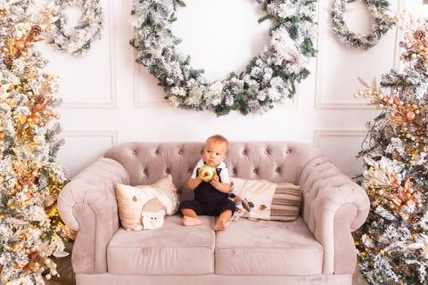 ensaio de natal bebê touca de papai noel brasilia df registrado pela fotógrafa letícia franco casa do papai noel sala arvore guirlanda roupa de papai noel
'