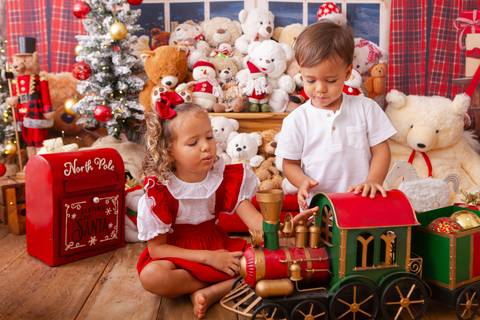 ensaio de natal bebê touca de papai noel brasilia df registrado pela fotógrafa letícia franco casa do papai noel sala arvore guirlanda roupa de papai noel
'