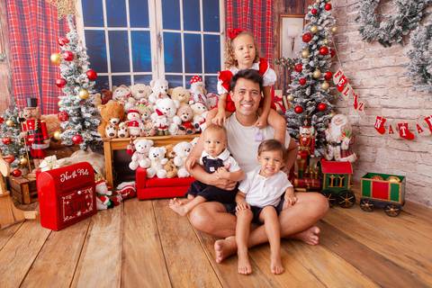 ensaio de natal bebê touca de papai noel brasilia df registrado pela fotógrafa letícia franco casa do papai noel sala arvore guirlanda roupa de papai noel
'
