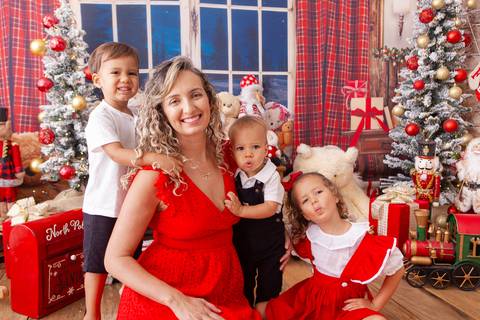 ensaio de natal bebê touca de papai noel brasilia df registrado pela fotógrafa letícia franco casa do papai noel sala arvore guirlanda roupa de papai noel
'