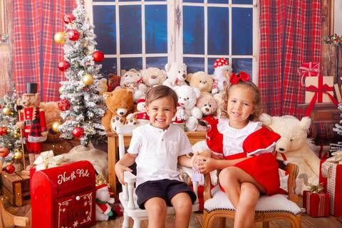 ensaio de natal bebê touca de papai noel brasilia df registrado pela fotógrafa letícia franco casa do papai noel sala arvore guirlanda roupa de papai noel
'