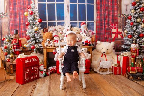 ensaio de natal bebê touca de papai noel brasilia df registrado pela fotógrafa letícia franco casa do papai noel sala arvore guirlanda roupa de papai noel
'