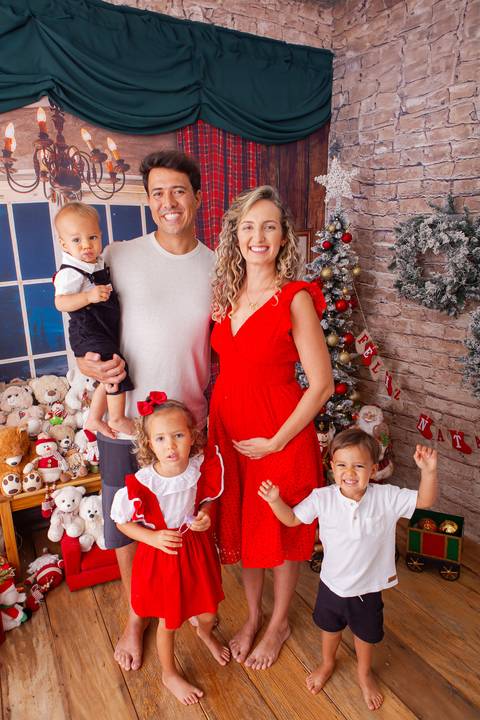 ensaio de natal bebê touca de papai noel brasilia df registrado pela fotógrafa letícia franco casa do papai noel sala arvore guirlanda roupa de papai noel
'