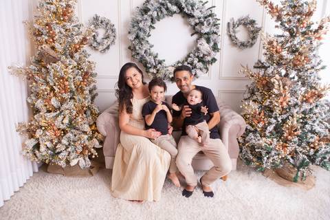 ensaio de natal bebê touca de papai noel brasilia df registrado pela fotógrafa letícia franco casa do papai noel sala arvore guirlanda roupa de papai noel
'