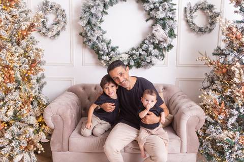 ensaio de natal bebê touca de papai noel brasilia df registrado pela fotógrafa letícia franco casa do papai noel sala arvore guirlanda roupa de papai noel
'