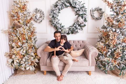 ensaio de natal bebê touca de papai noel brasilia df registrado pela fotógrafa letícia franco casa do papai noel sala arvore guirlanda roupa de papai noel
'