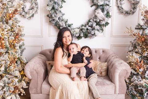 ensaio de natal bebê touca de papai noel brasilia df registrado pela fotógrafa letícia franco casa do papai noel sala arvore guirlanda roupa de papai noel
'