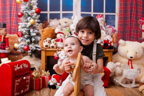 ensaio de natal bebê touca de papai noel brasilia df registrado pela fotógrafa letícia franco casa do papai noel sala arvore guirlanda roupa de papai noel
'