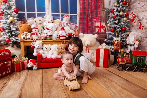 ensaio de natal bebê touca de papai noel brasilia df registrado pela fotógrafa letícia franco casa do papai noel sala arvore guirlanda roupa de papai noel
'