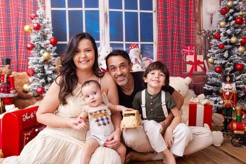 ensaio de natal bebê touca de papai noel brasilia df registrado pela fotógrafa letícia franco casa do papai noel sala arvore guirlanda roupa de papai noel
'