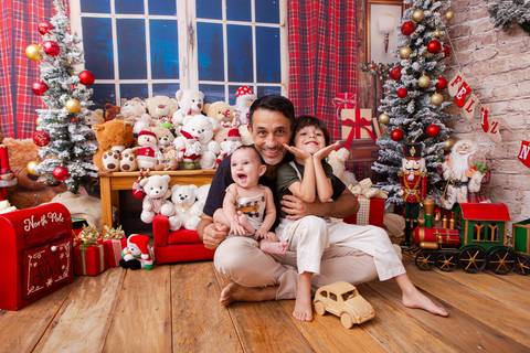 ensaio de natal bebê touca de papai noel brasilia df registrado pela fotógrafa letícia franco casa do papai noel sala arvore guirlanda roupa de papai noel
'