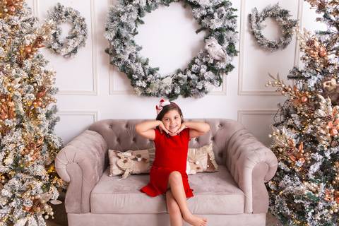 ensaio de natal bebê touca de papai noel brasilia df registrado pela fotógrafa letícia franco casa do papai noel sala arvore guirlanda roupa de papai noel
'