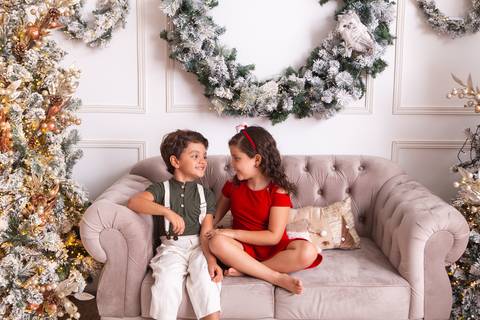 ensaio de natal bebê touca de papai noel brasilia df registrado pela fotógrafa letícia franco casa do papai noel sala arvore guirlanda roupa de papai noel
'