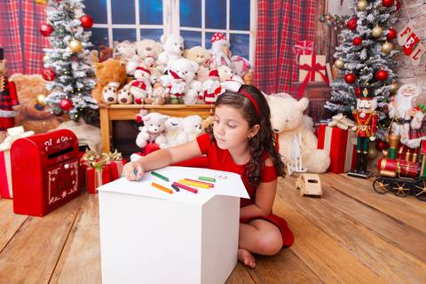 ensaio de natal bebê touca de papai noel brasilia df registrado pela fotógrafa letícia franco casa do papai noel sala arvore guirlanda roupa de papai noel
'