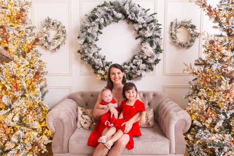 ensaio de natal bebê touca de papai noel brasilia df registrado pela fotógrafa letícia franco casa do papai noel sala arvore guirlanda roupa de papai noel
'