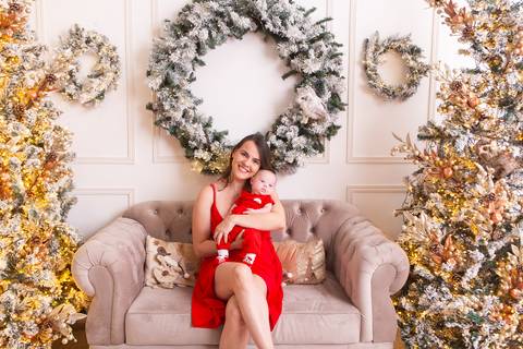 ensaio de natal bebê touca de papai noel brasilia df registrado pela fotógrafa letícia franco casa do papai noel sala arvore guirlanda roupa de papai noel
'