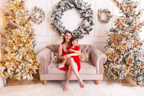 ensaio de natal bebê touca de papai noel brasilia df registrado pela fotógrafa letícia franco casa do papai noel sala arvore guirlanda roupa de papai noel
'