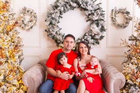 ensaio de natal bebê touca de papai noel brasilia df registrado pela fotógrafa letícia franco casa do papai noel sala arvore guirlanda roupa de papai noel
'