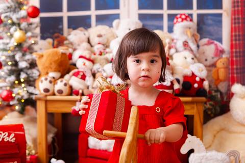ensaio de natal bebê touca de papai noel brasilia df registrado pela fotógrafa letícia franco casa do papai noel sala arvore guirlanda roupa de papai noel
'