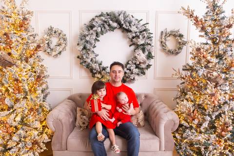 ensaio de natal bebê touca de papai noel brasilia df registrado pela fotógrafa letícia franco casa do papai noel sala arvore guirlanda roupa de papai noel
'