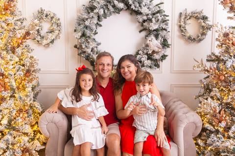 ensaio de natal bebê touca de papai noel brasilia df registrado pela fotógrafa letícia franco casa do papai noel sala arvore guirlanda roupa de papai noel
'