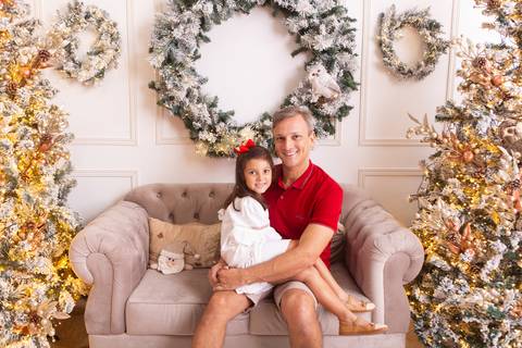 ensaio de natal bebê touca de papai noel brasilia df registrado pela fotógrafa letícia franco casa do papai noel sala arvore guirlanda roupa de papai noel
'