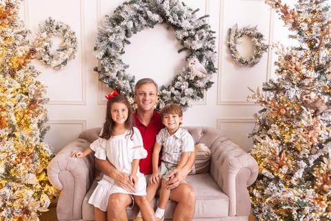 ensaio de natal bebê touca de papai noel brasilia df registrado pela fotógrafa letícia franco casa do papai noel sala arvore guirlanda roupa de papai noel
'