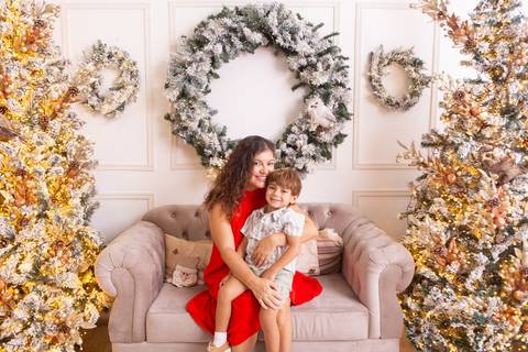 ensaio de natal bebê touca de papai noel brasilia df registrado pela fotógrafa letícia franco casa do papai noel sala arvore guirlanda roupa de papai noel
'