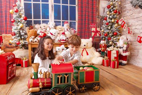 ensaio de natal bebê touca de papai noel brasilia df registrado pela fotógrafa letícia franco casa do papai noel sala arvore guirlanda roupa de papai noel
'