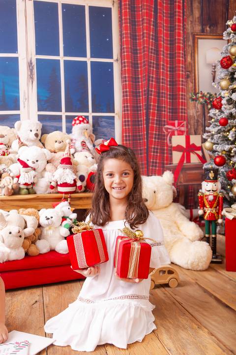 ensaio de natal bebê touca de papai noel brasilia df registrado pela fotógrafa letícia franco casa do papai noel sala arvore guirlanda roupa de papai noel
'